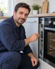 Fırın üzerinde çalışan teknisyen