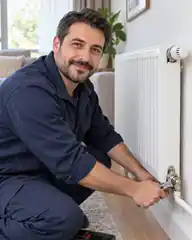 Petek üzerinde çalışan teknisyen